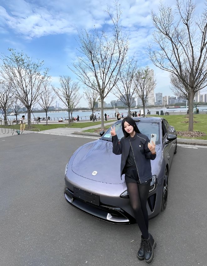 主质量都这么高的吗？仙女也就长这样吧PG电子麻将胡了2小米SU7的美女车(图4)